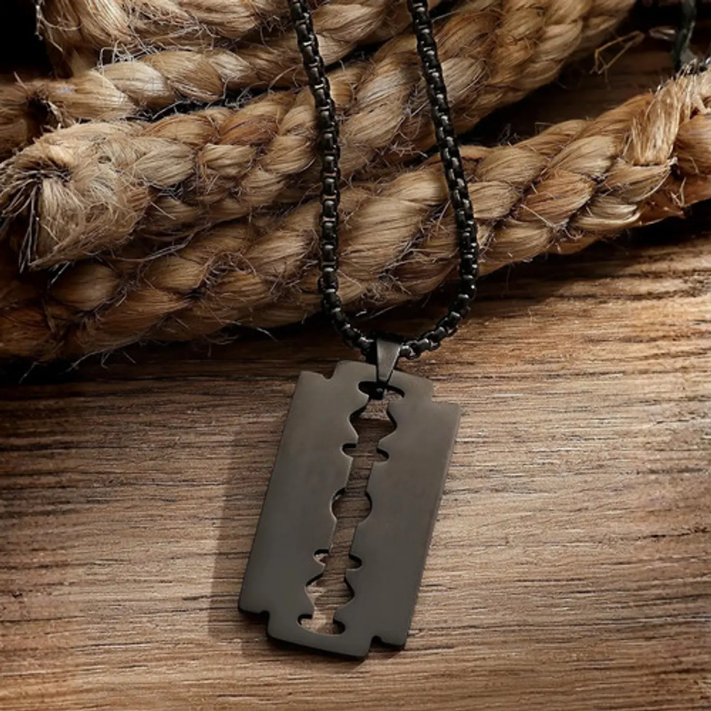 Collar Para Hombre Y Mujer Dije Cuchilla Barbero Color Negro 15