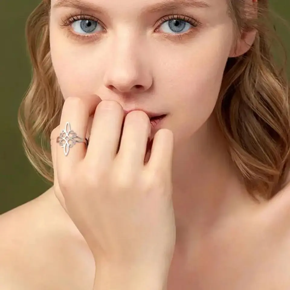 Anillo Amuleto Mujer Celta Nudo De Bruja De Acero Color Oro 14