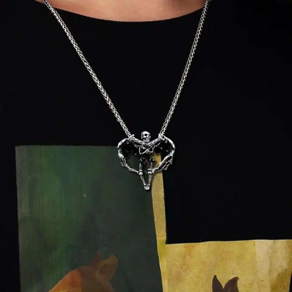 Collar Para Hombre Y Mujer Con Dije Calavera Alada De Acero  Plateado 3