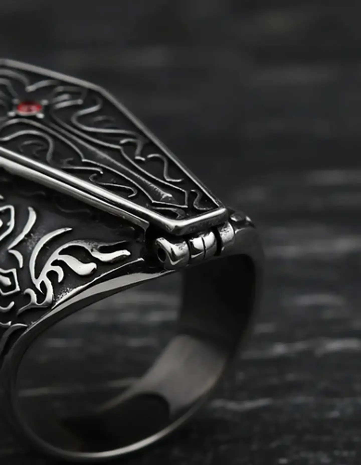 Gran Anillo Para Hombre Con Piedra Roja Estilo Punk Ataúd  5