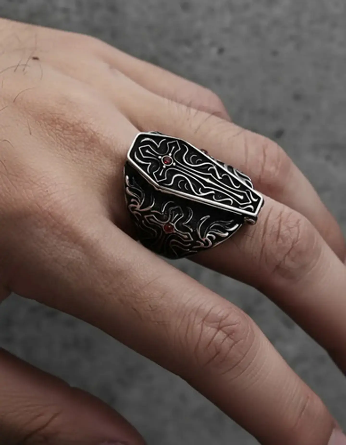 Gran Anillo Para Hombre Con Piedra Roja Estilo Punk Ataúd  9