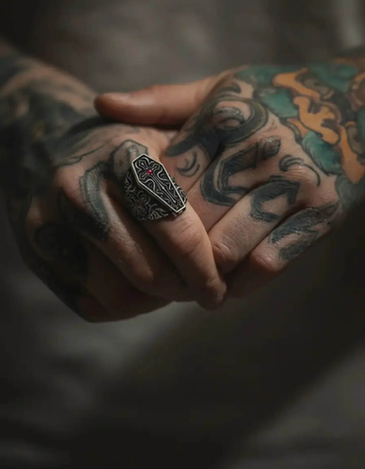 Gran Anillo Para Hombre Con Piedra Roja Estilo Punk Ataúd  10