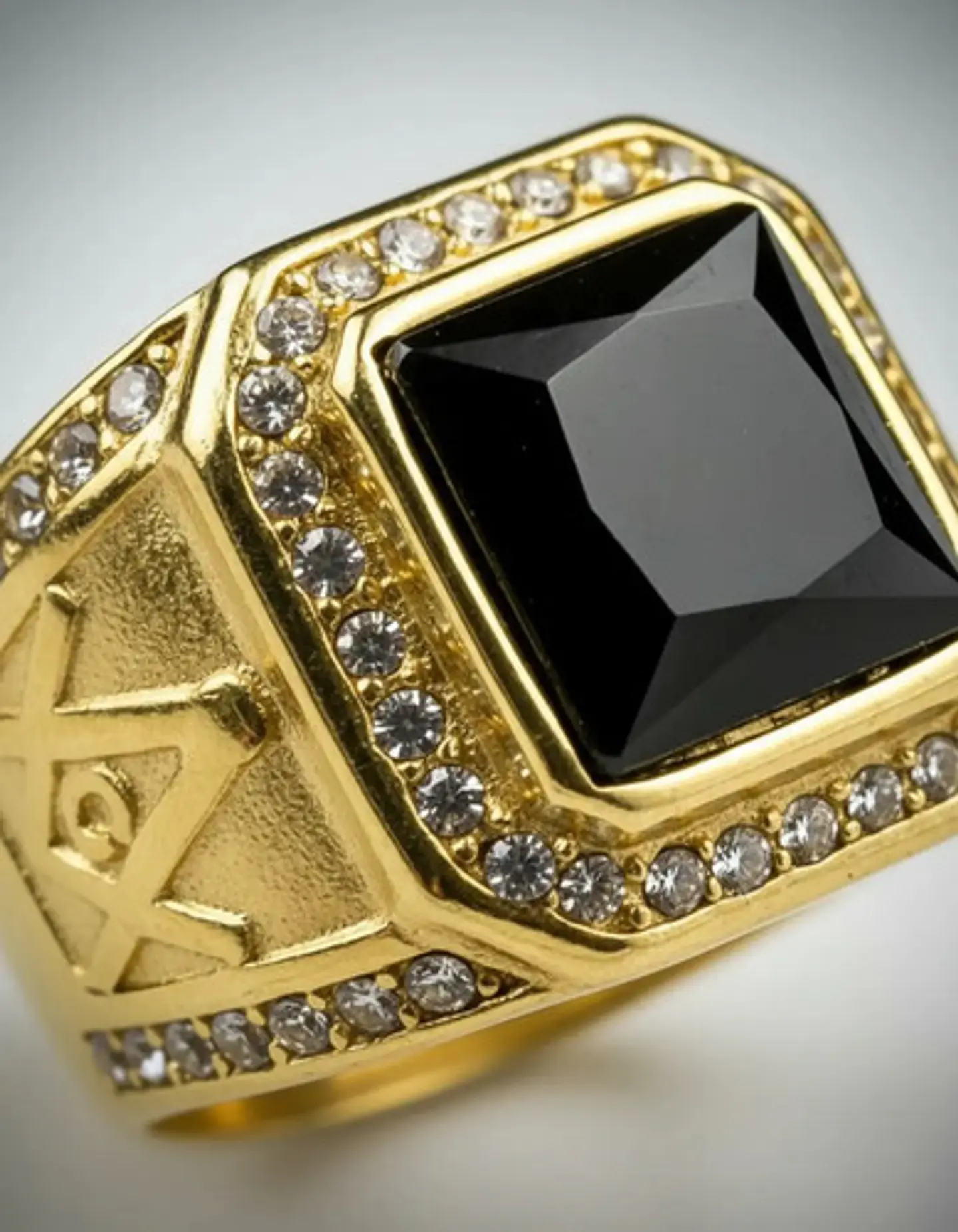 Anillo Mason Para Hombre Con Piedra Cz Color Oro De Acero 24