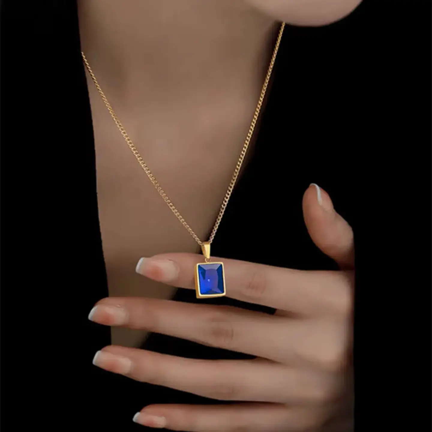 Collar Para Mujeres Con Dije Rectangular Circonia Color Oro 2