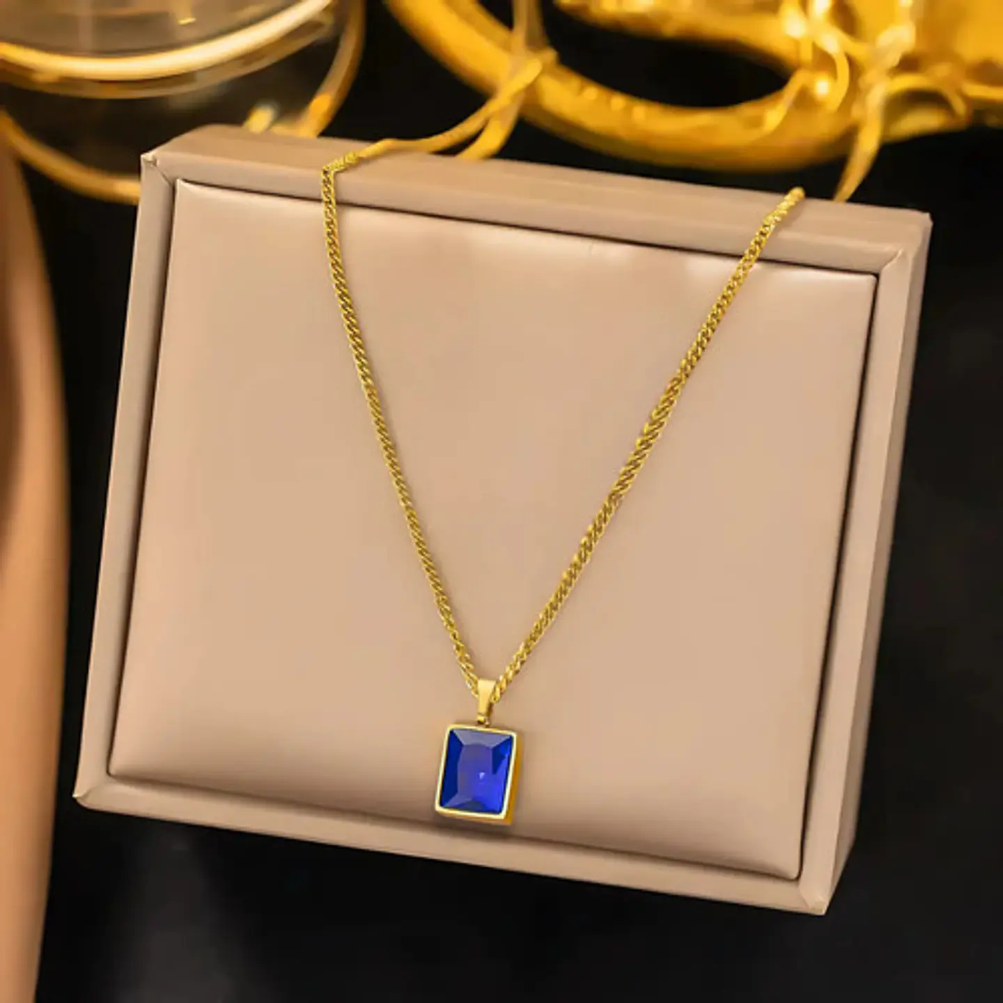 Collar Para Mujeres Con Dije Rectangular Circonia Color Oro 3