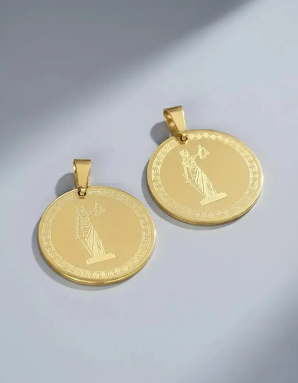 Set 2 Dijes Diosa Themis Justicia Acero Colgantes Color Oro 8