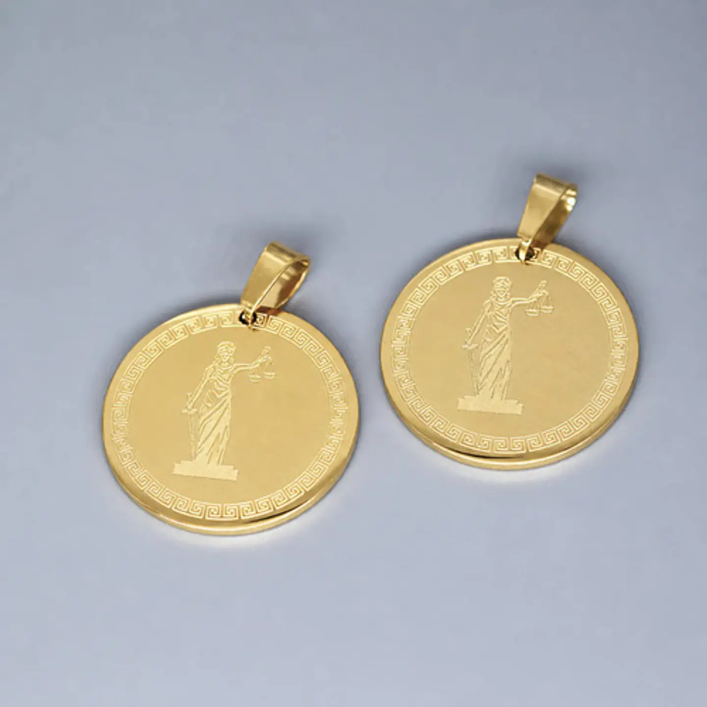 Set 2 Dijes Diosa Themis Justicia Acero Colgantes Color Oro 10