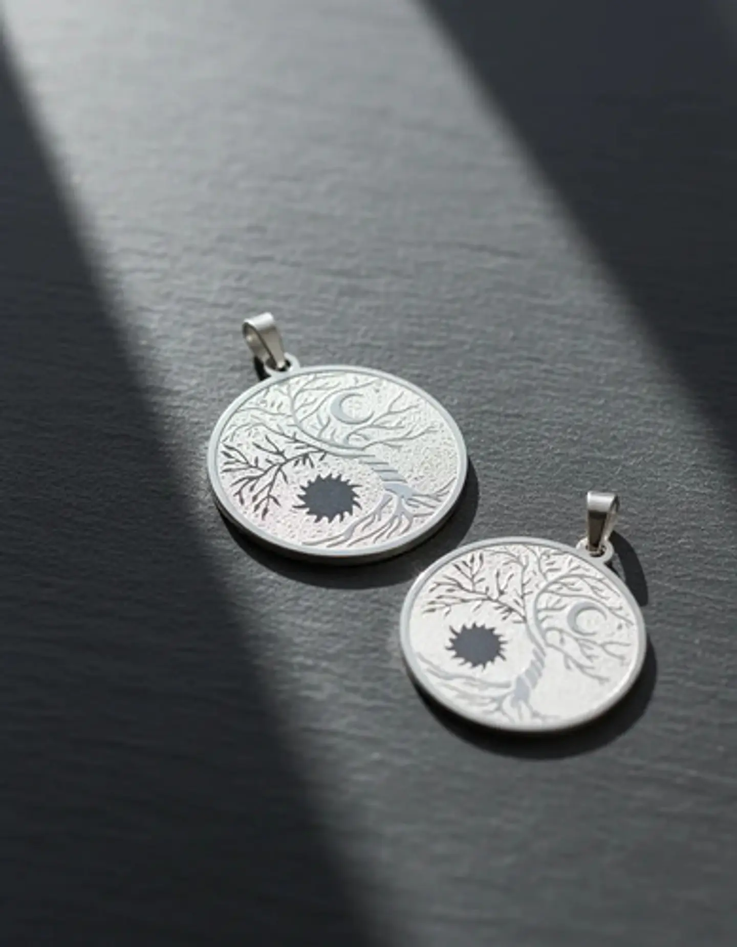 Set De 2 Dijes Para Mujer Medallas Árbol De La Vida Sol Luna 14