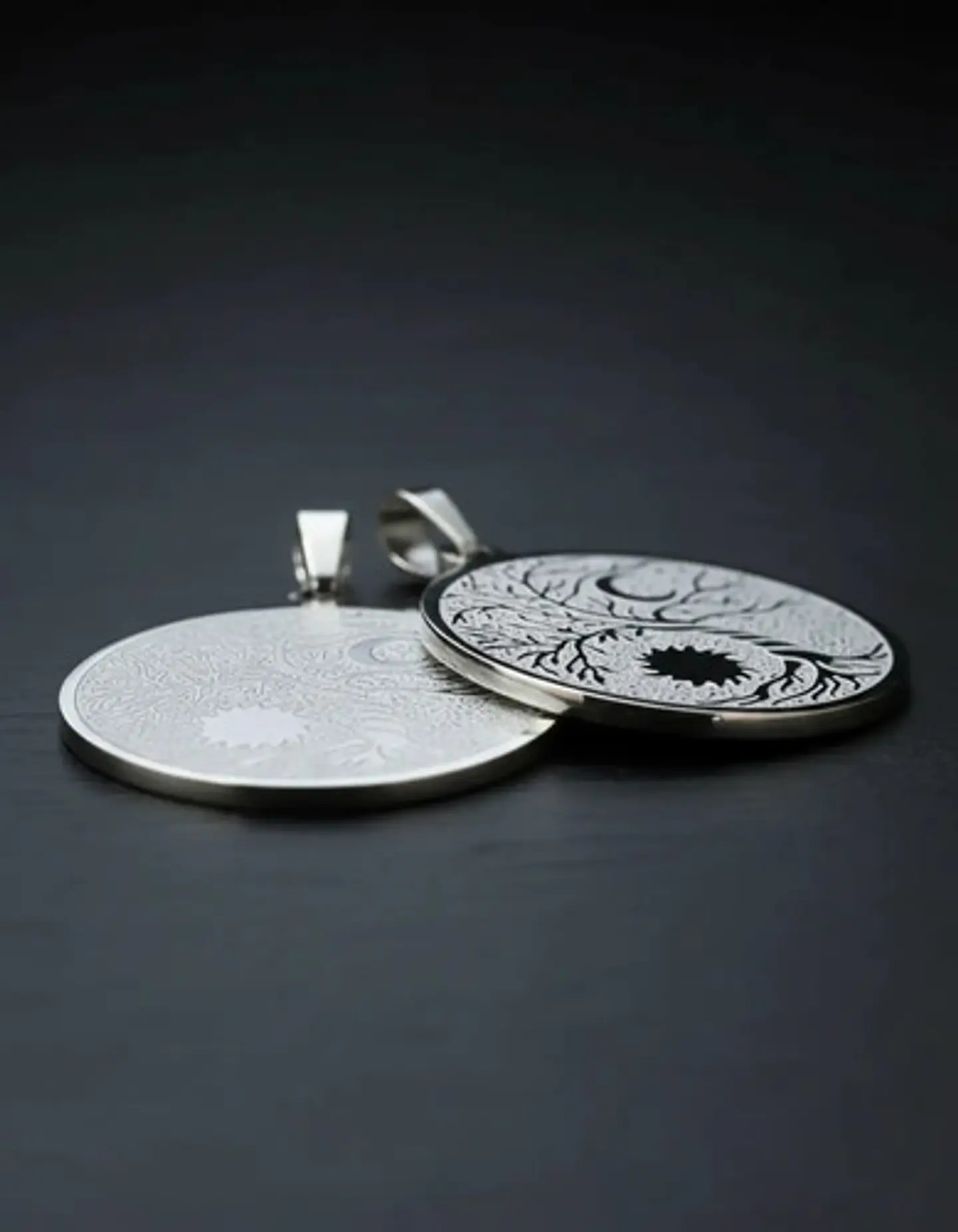 Set De 2 Dijes Para Mujer Medallas Árbol De La Vida Sol Luna 16