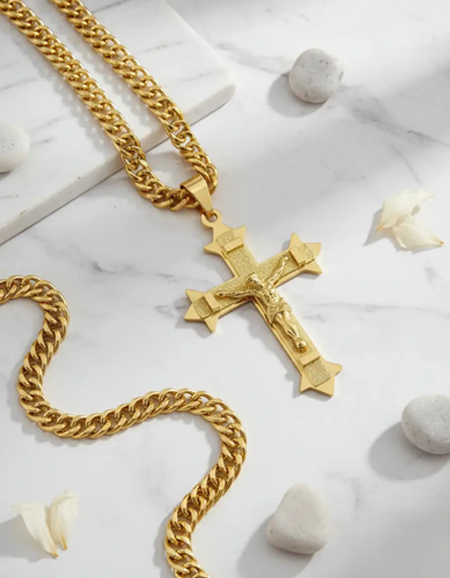 Collar Para Hombres Dije Cruz Puntiaguda De Acero Color Oro 2