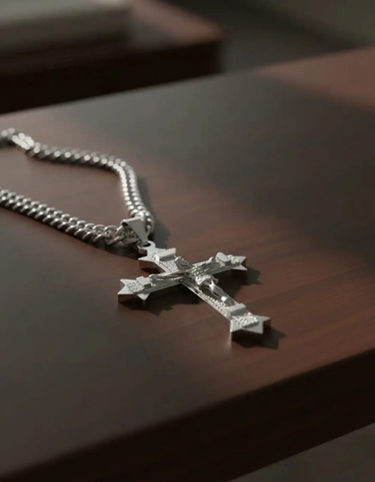 Collar Para Hombres Dije Cruz Puntiaguda De Acero Color Oro 14