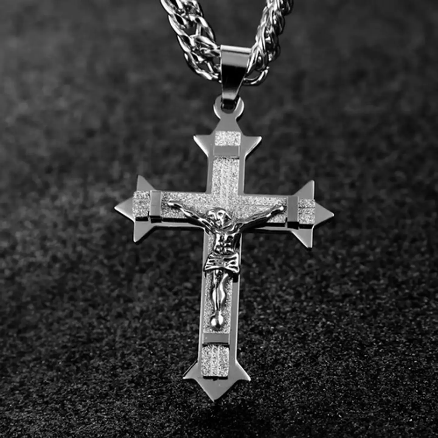 Collar Para Hombres Dije Cruz Puntiaguda De Acero Color Oro 16