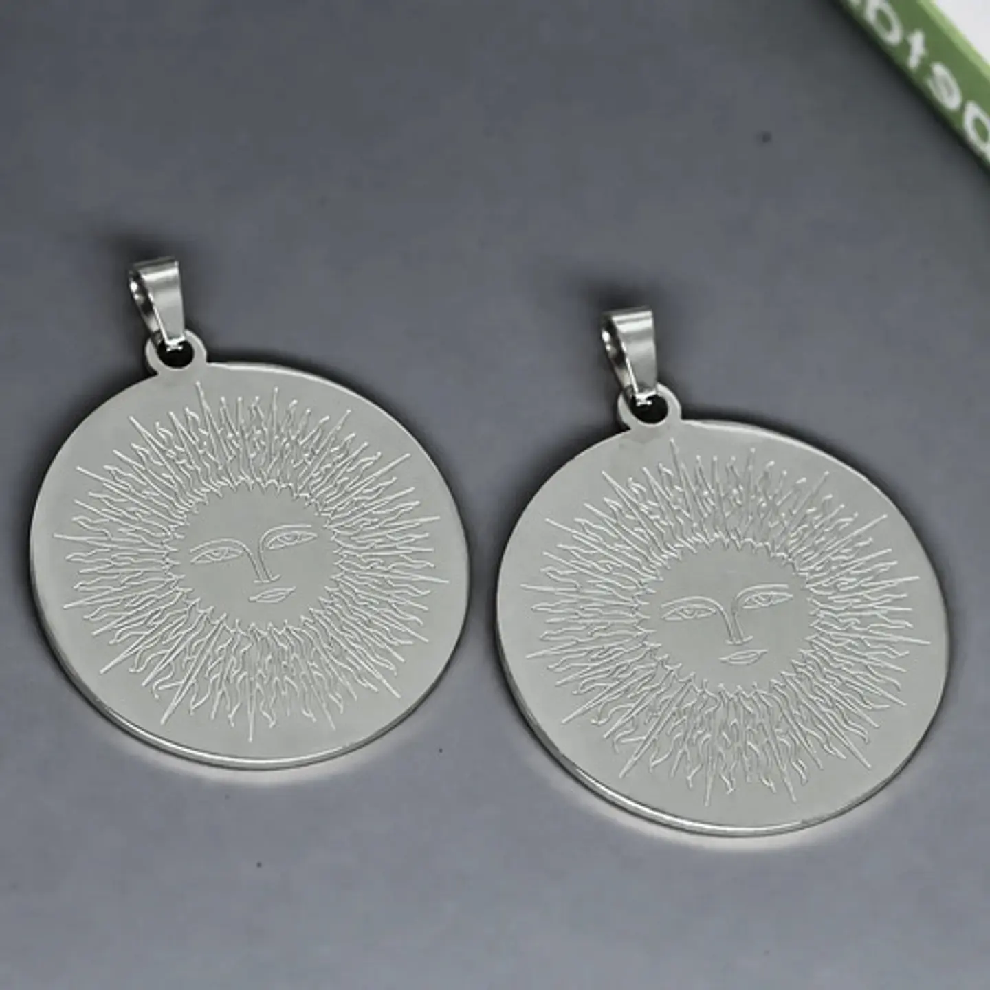 Pack X2 De Acero Para Hombre Y Mujer Dijes Medalla Sol Tótem 17