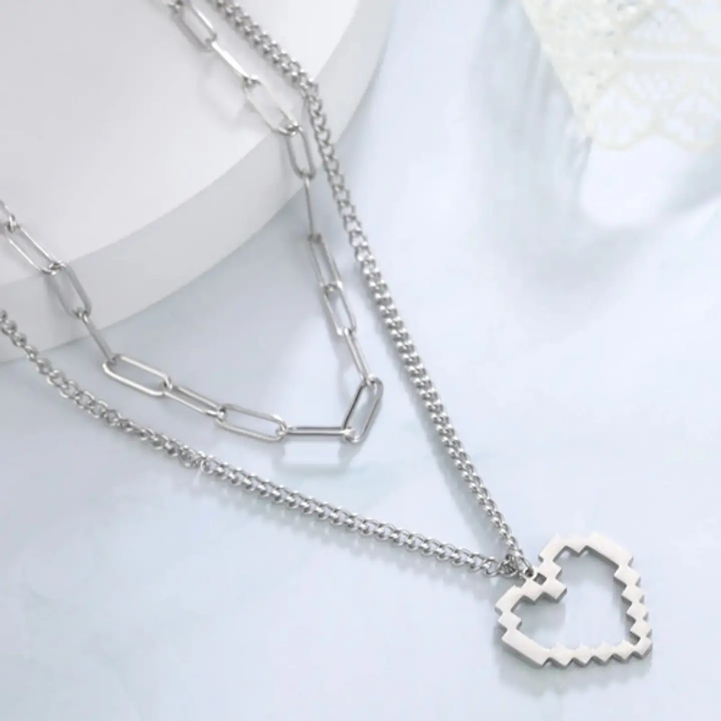 Collar Para Mujer Con Dije Corazón Pixelado Doble Cadena 4