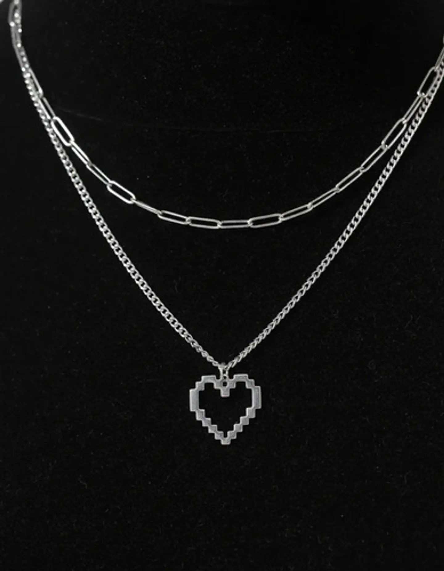Collar Para Mujer Con Dije Corazón Pixelado Doble Cadena 9