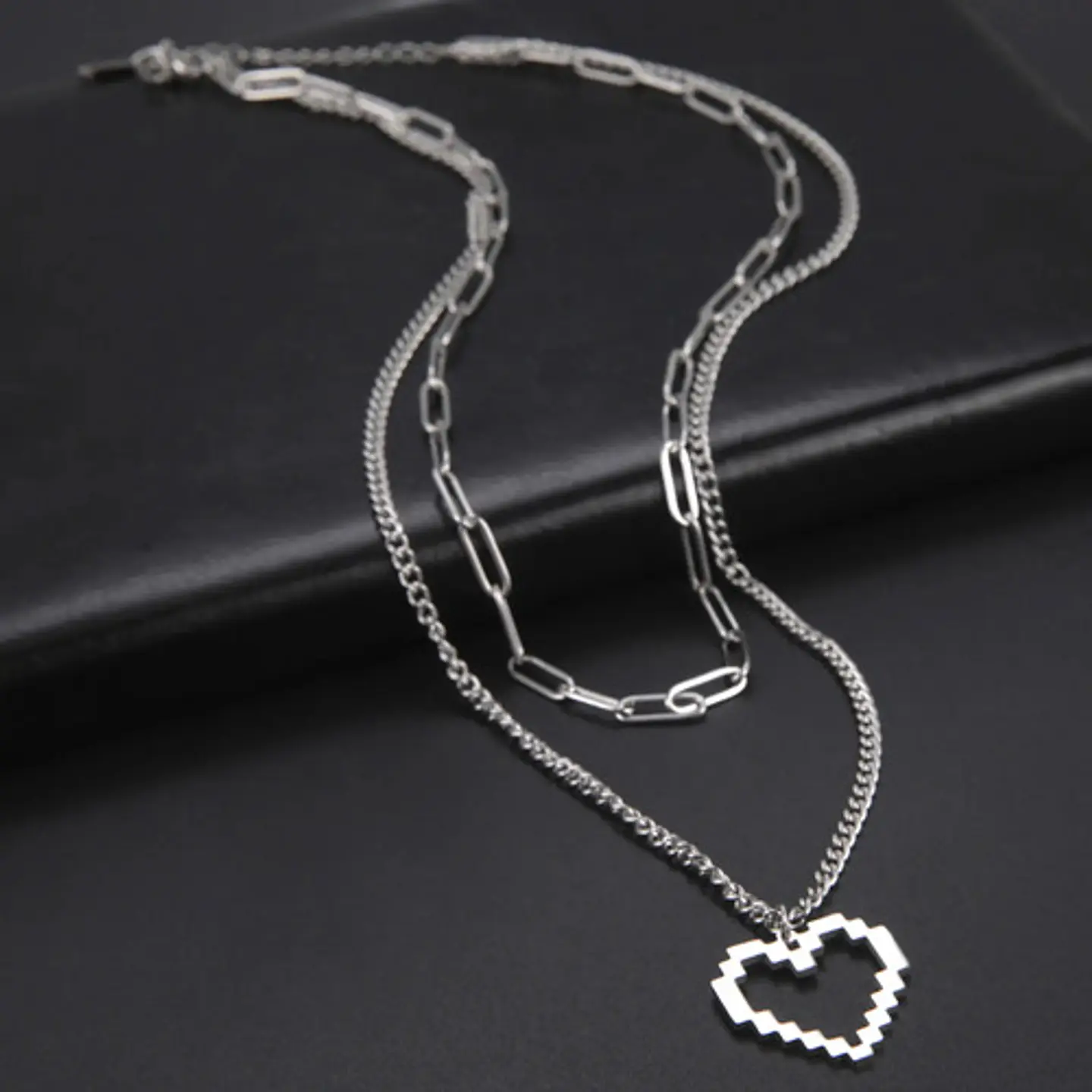 Collar Para Mujer Con Dije Corazón Pixelado Doble Cadena 10