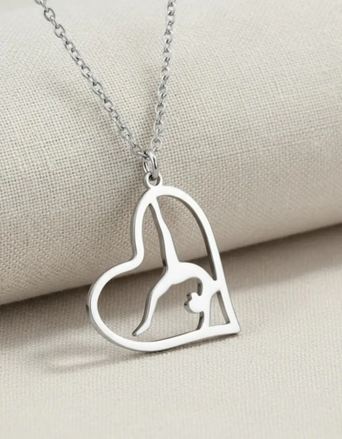 Collar Para Mujeres Dije Corazón Gimnasta De Acero Color Oro 11