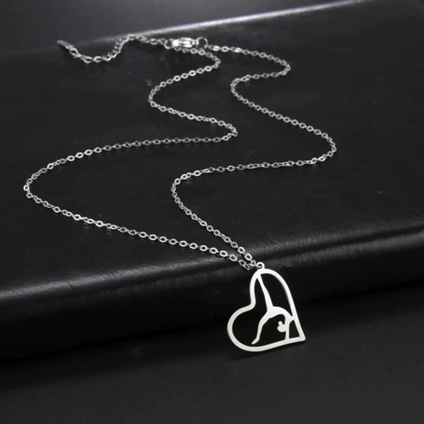 Collar Para Mujeres Dije Corazón Gimnasta De Acero Color Oro 17