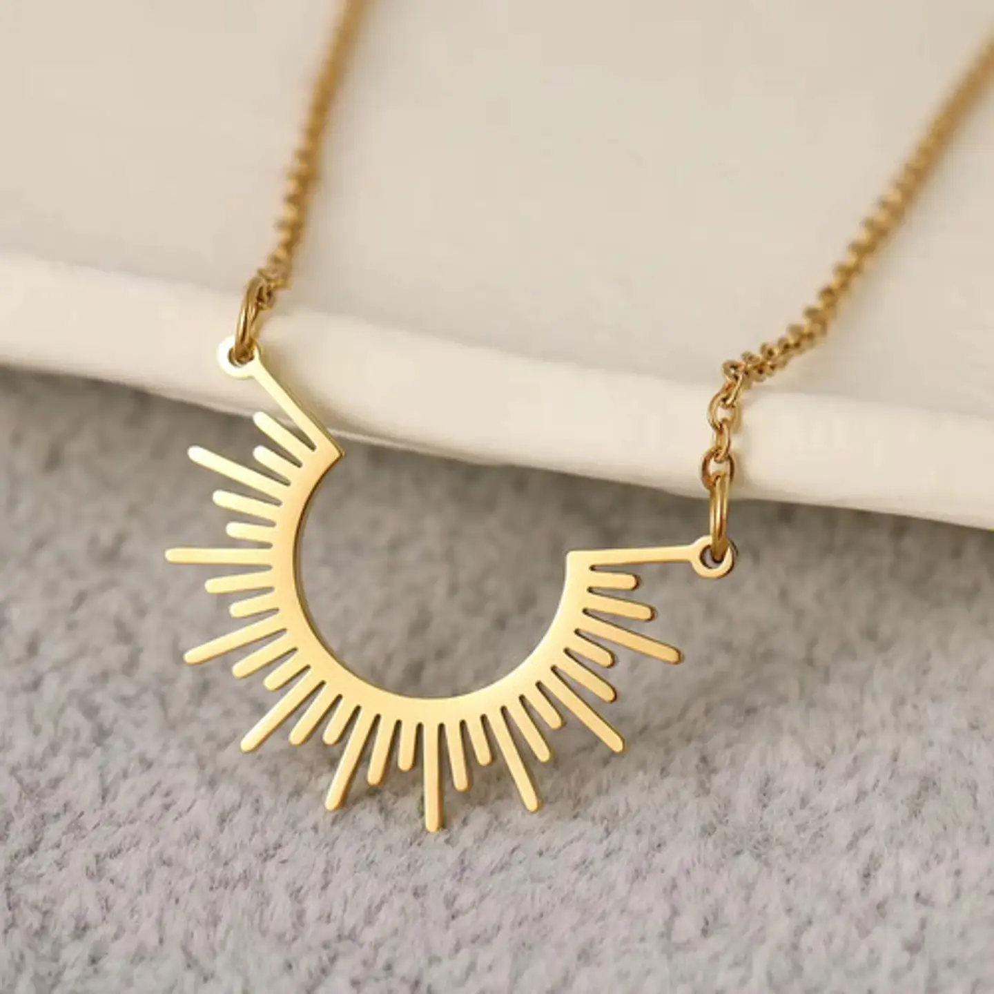 Collar De Acero Color Oro Para Mujeres Dije Rayos De Sol 4