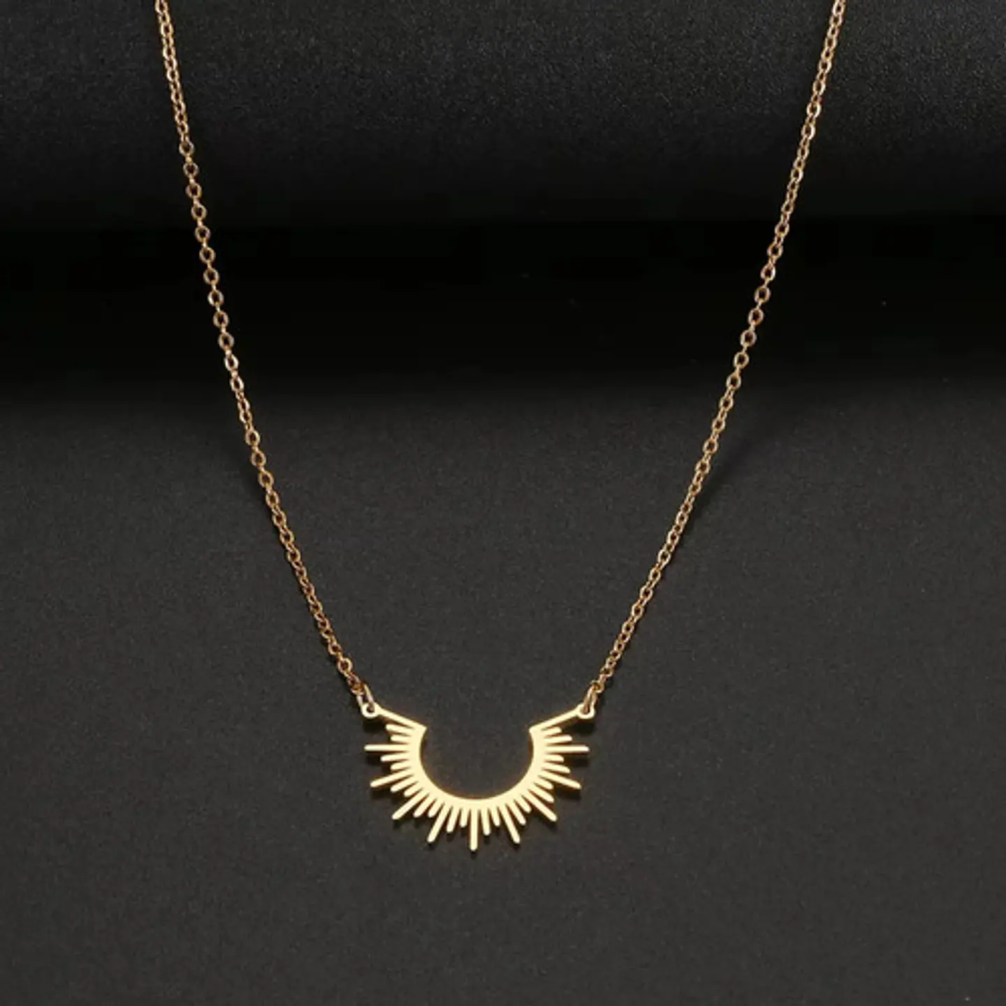Collar De Acero Color Oro Para Mujeres Dije Rayos De Sol 9