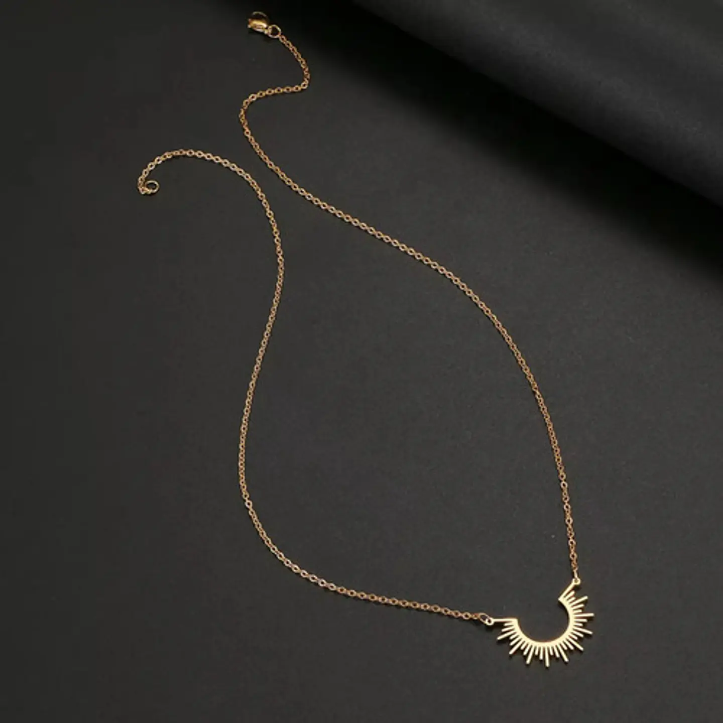 Collar De Acero Color Oro Para Mujeres Dije Rayos De Sol 10