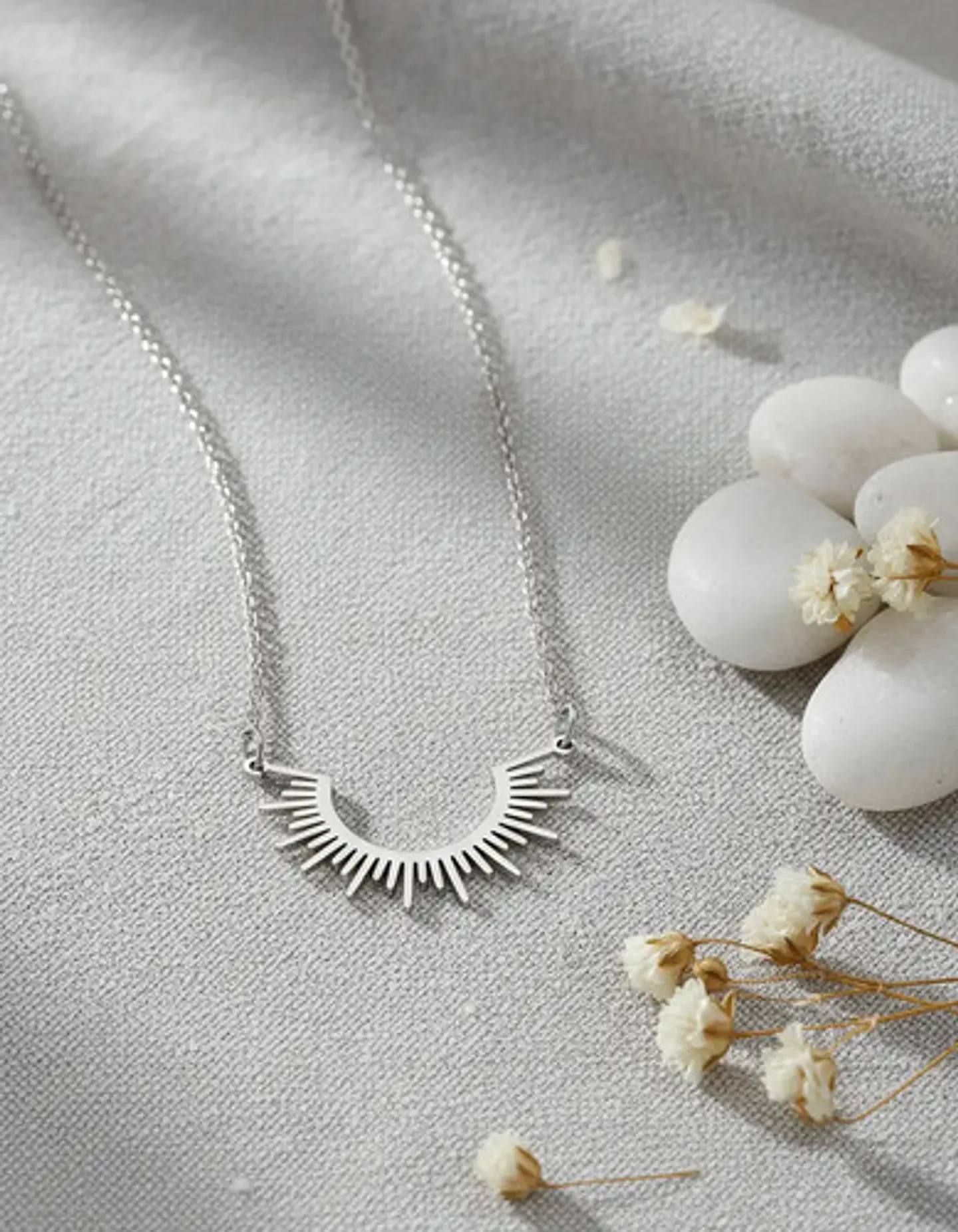 Collar De Acero Color Oro Para Mujeres Dije Rayos De Sol 13