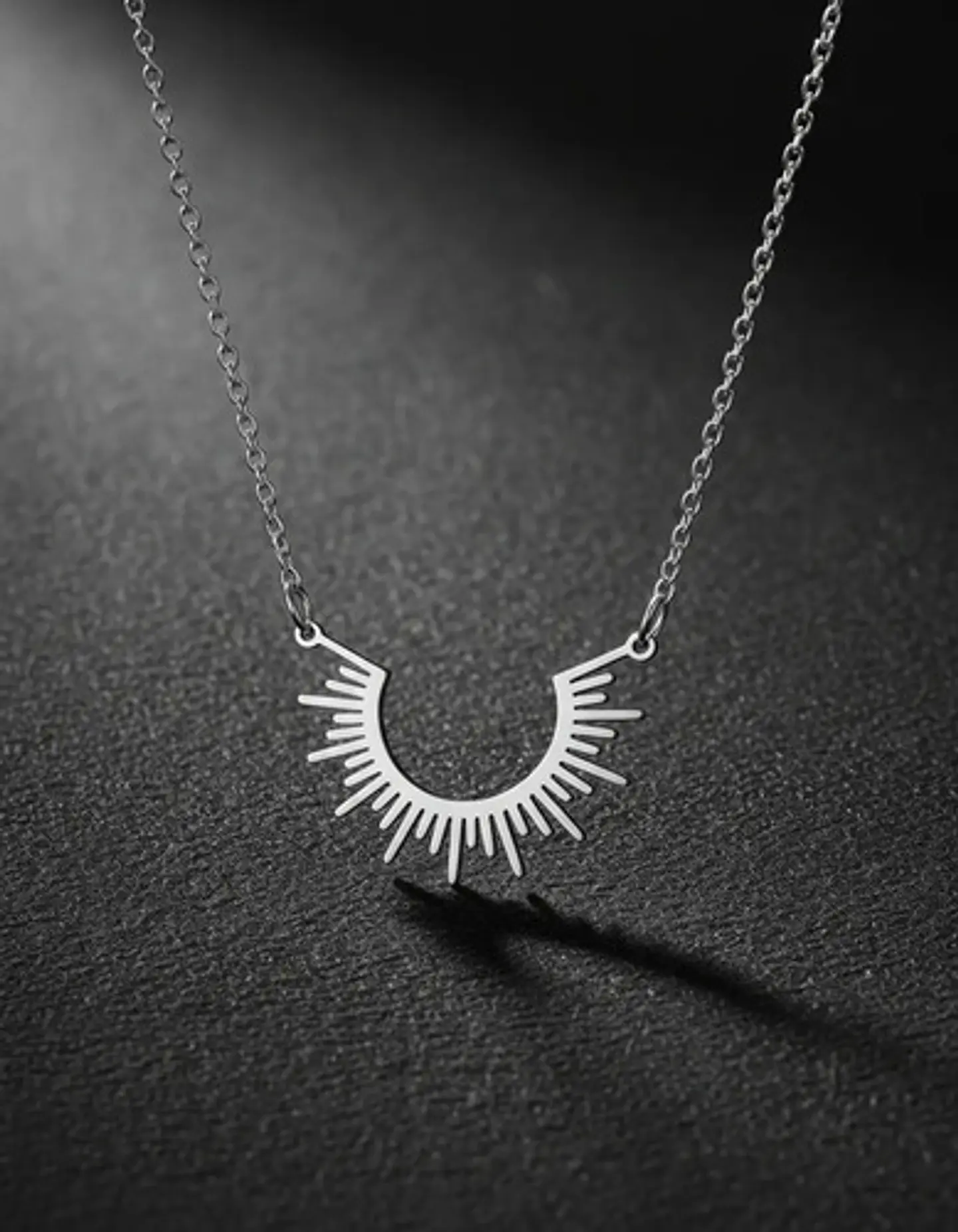 Collar De Acero Color Oro Para Mujeres Dije Rayos De Sol 15