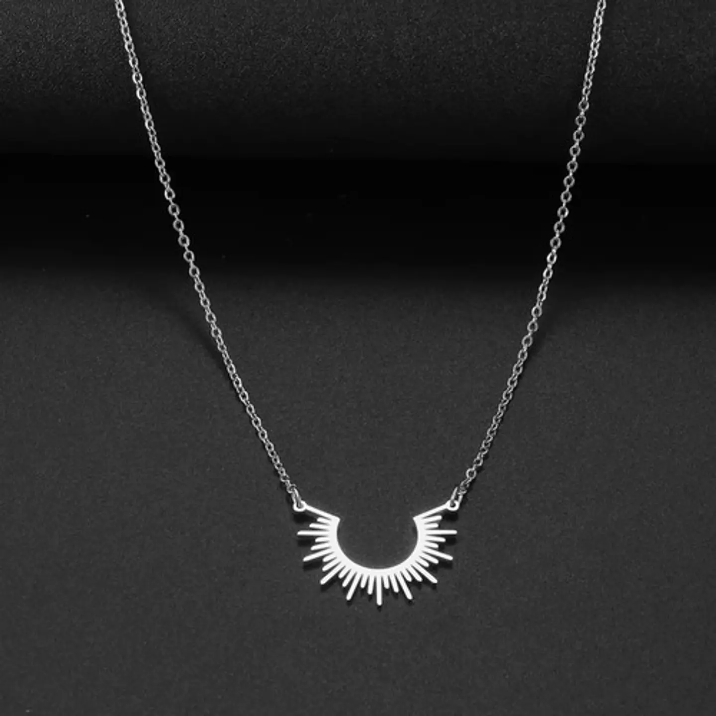 Collar De Acero Color Oro Para Mujeres Dije Rayos De Sol 17