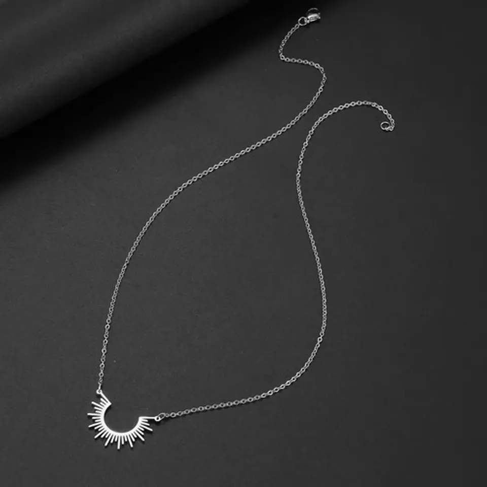 Collar De Acero Color Oro Para Mujeres Dije Rayos De Sol 18