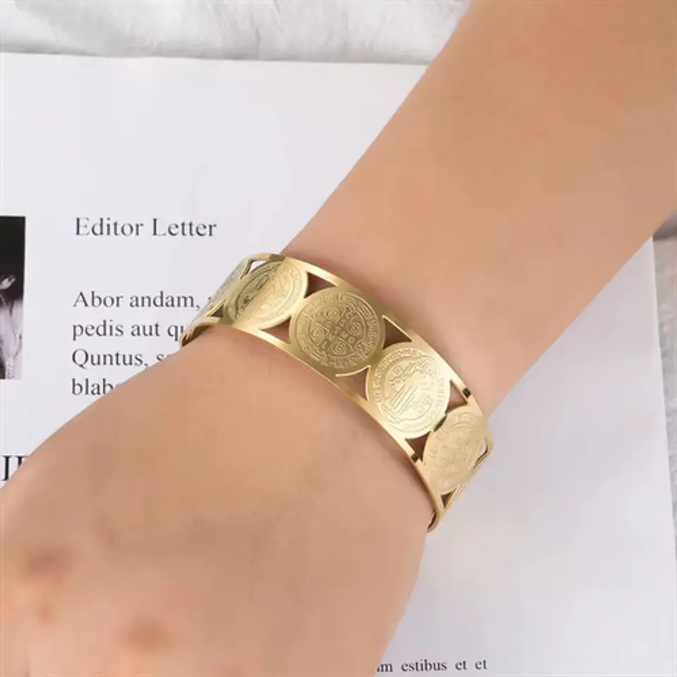 Pulsera Brazalete Para Mujer Múltiple Medallas De San Benito 2