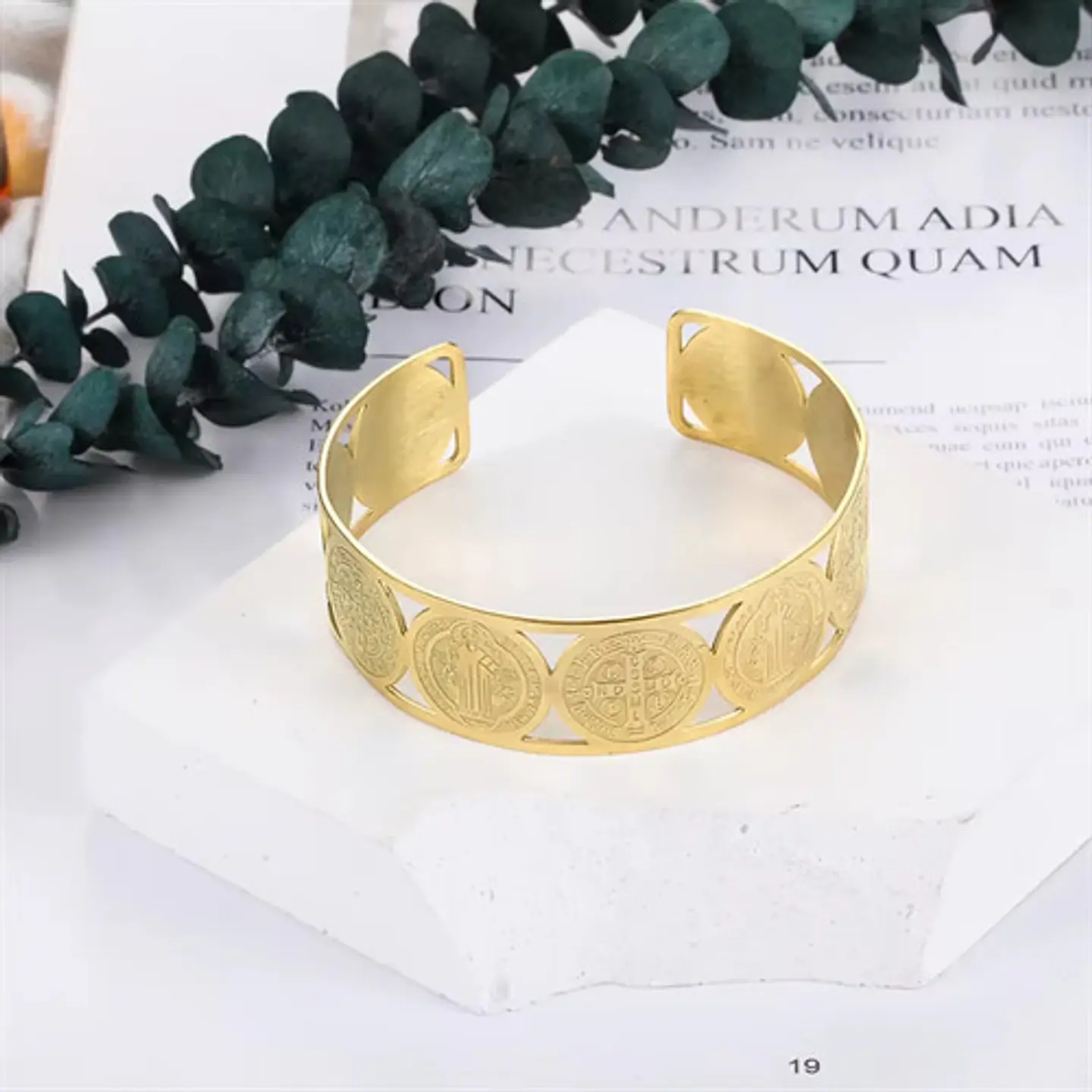 Pulsera Brazalete Para Mujer Múltiple Medallas De San Benito 3
