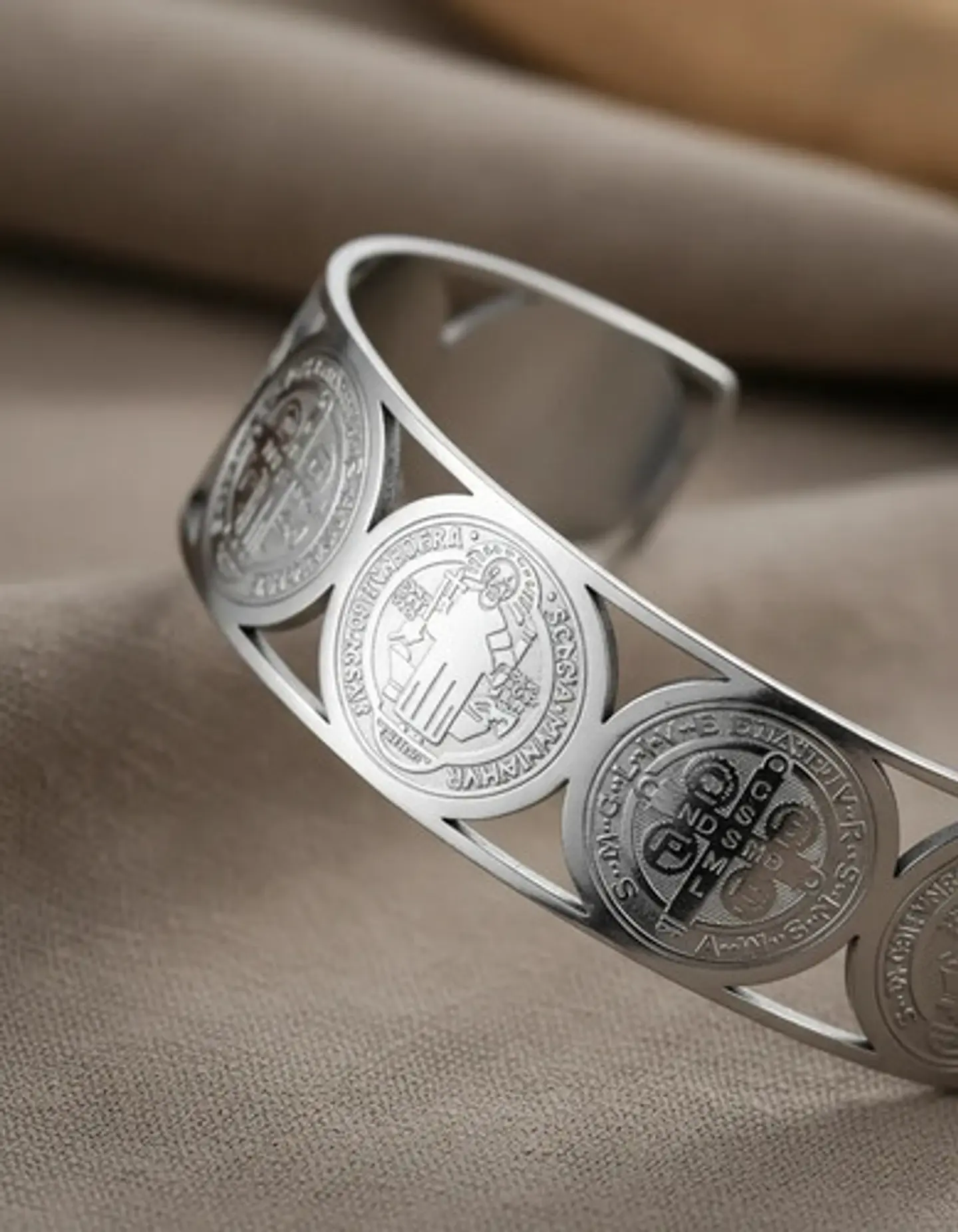 Pulsera Brazalete Para Mujer Múltiple Medallas De San Benito 10