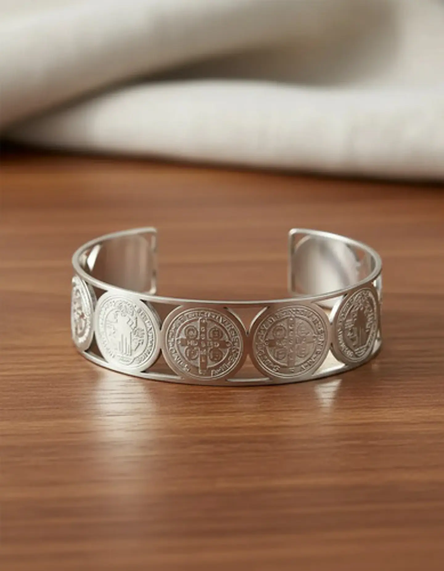 Pulsera Brazalete Para Mujer Múltiple Medallas De San Benito 13
