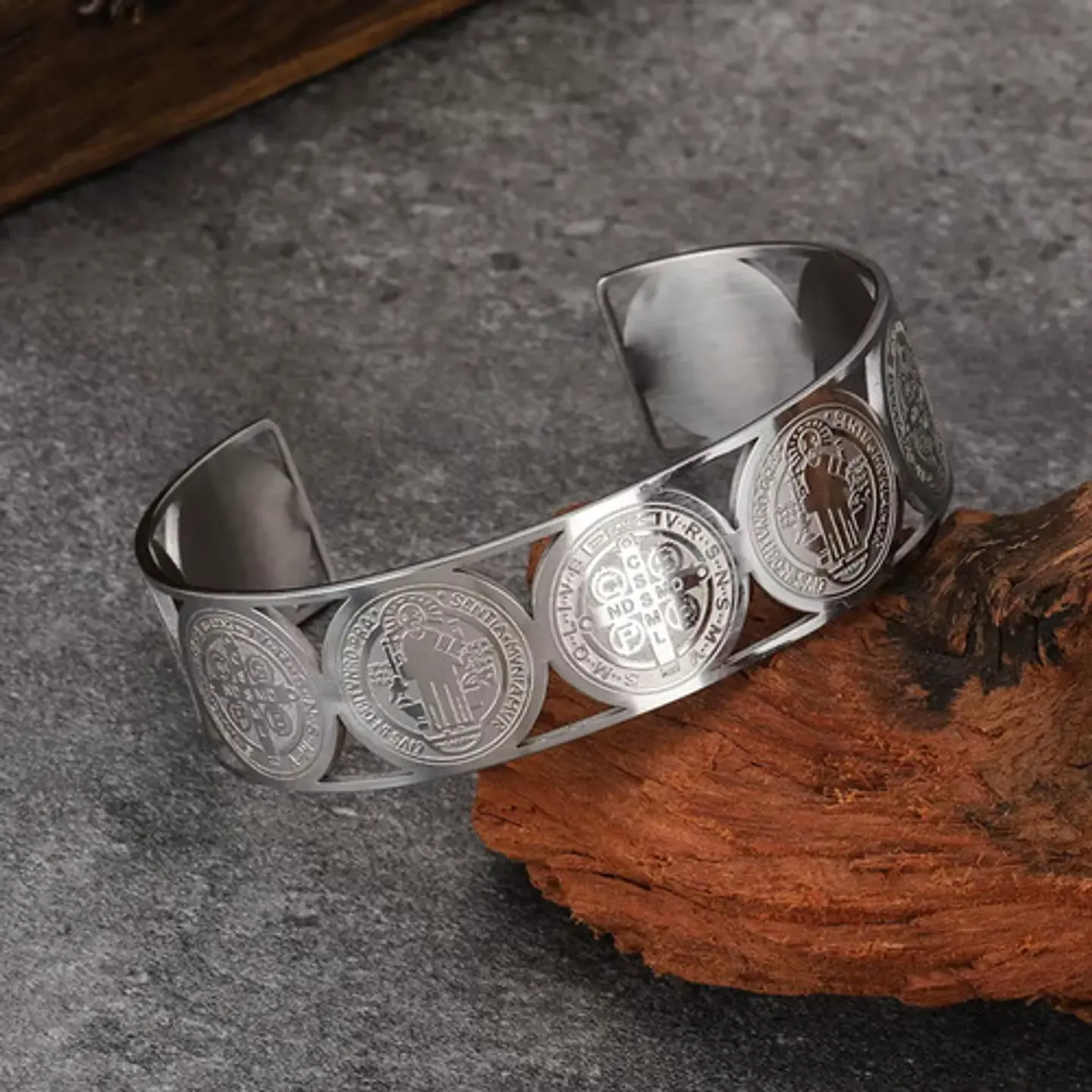 Pulsera Brazalete Para Mujer Múltiple Medallas De San Benito 16