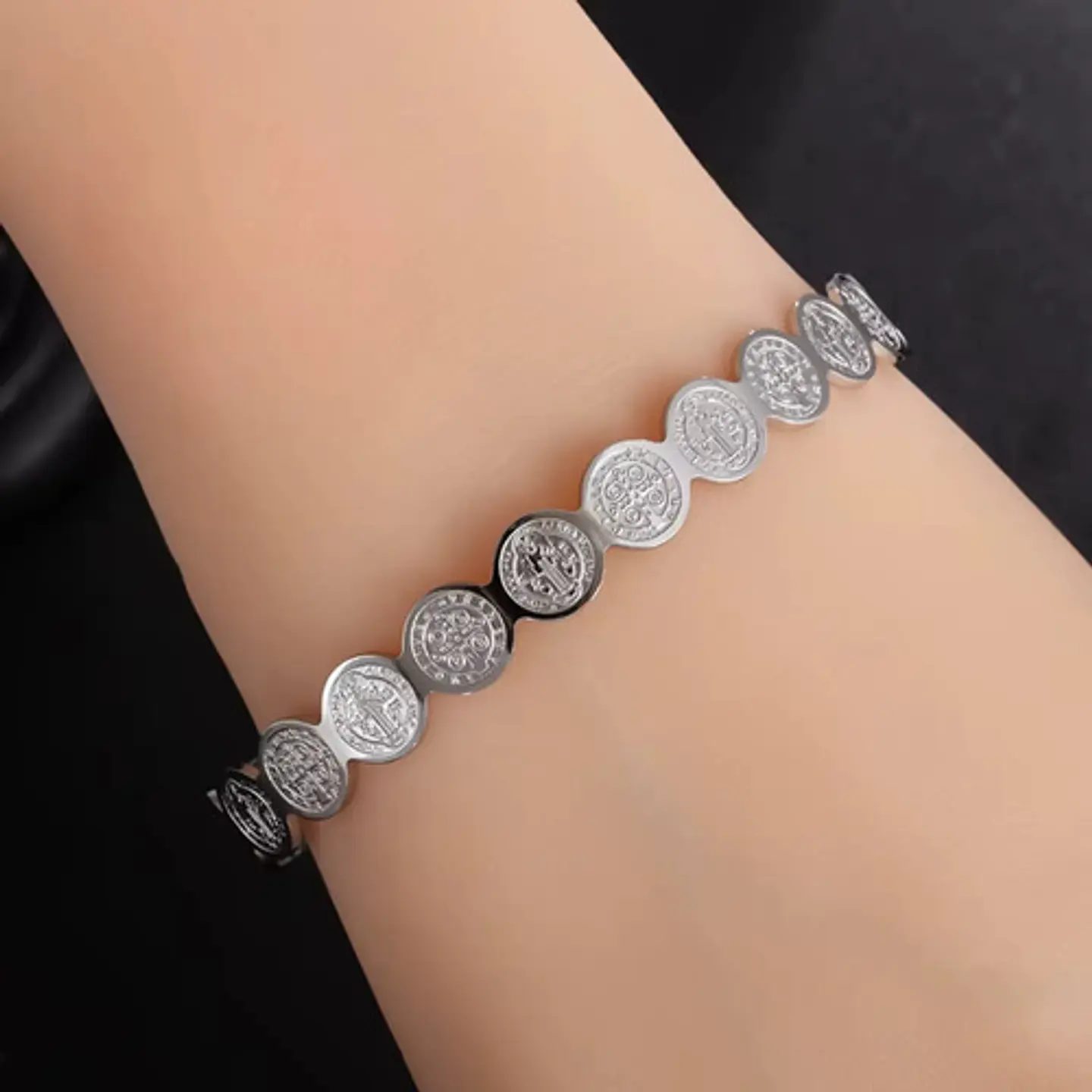 Brazalete De Acero Pulsera Para Mujer Medallas De San Benito 11