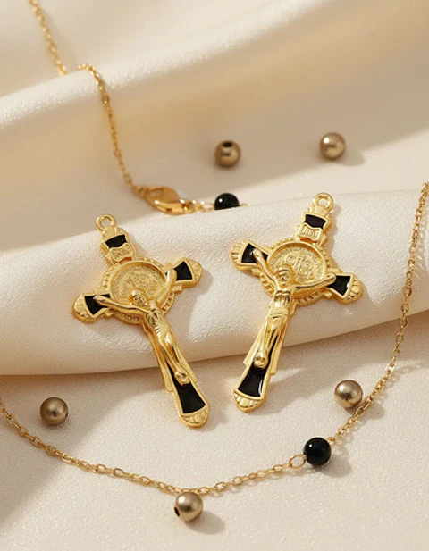 Set 8 Dijes Color Oro Cruces Con Sello San Benito De Nursia