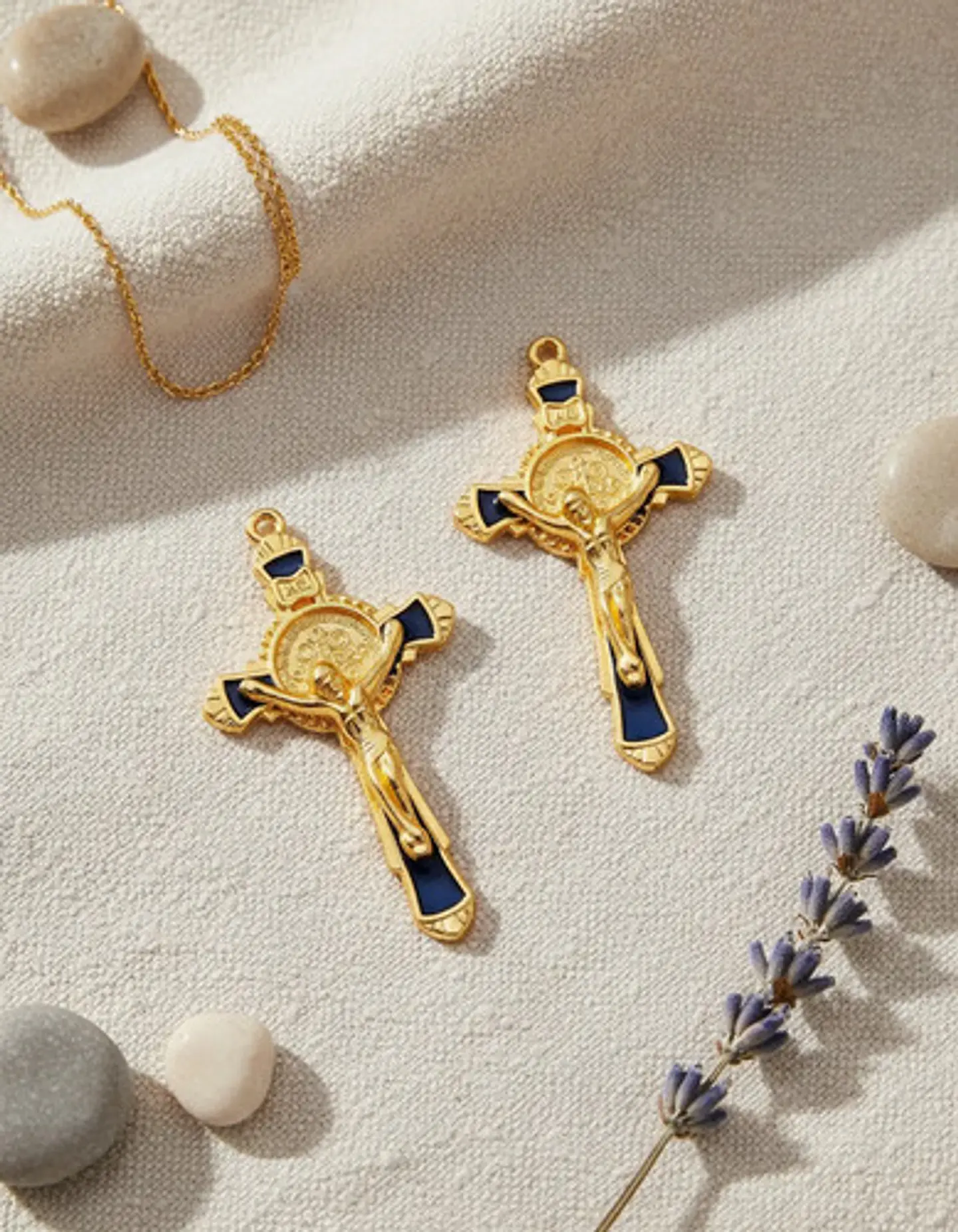 Set 8 Dijes Color Oro Cruces Con Sello San Benito De Nursia 6