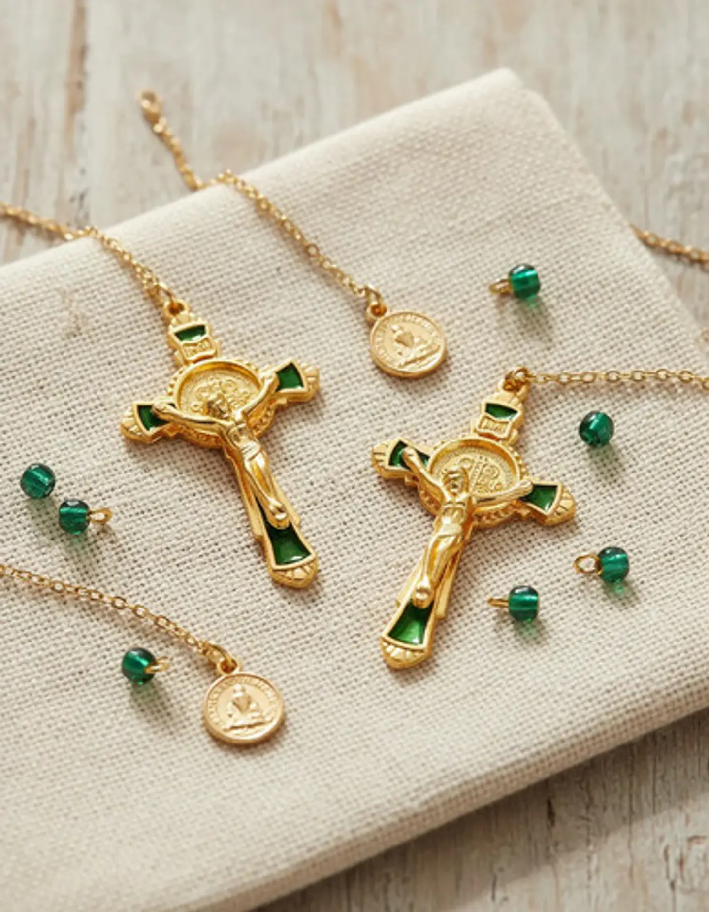 Set 8 Dijes Color Oro Cruces Con Sello San Benito De Nursia 7