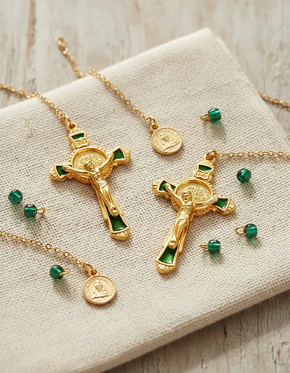 Set 8 Dijes Color Oro Cruces Con Sello San Benito De Nursia 7