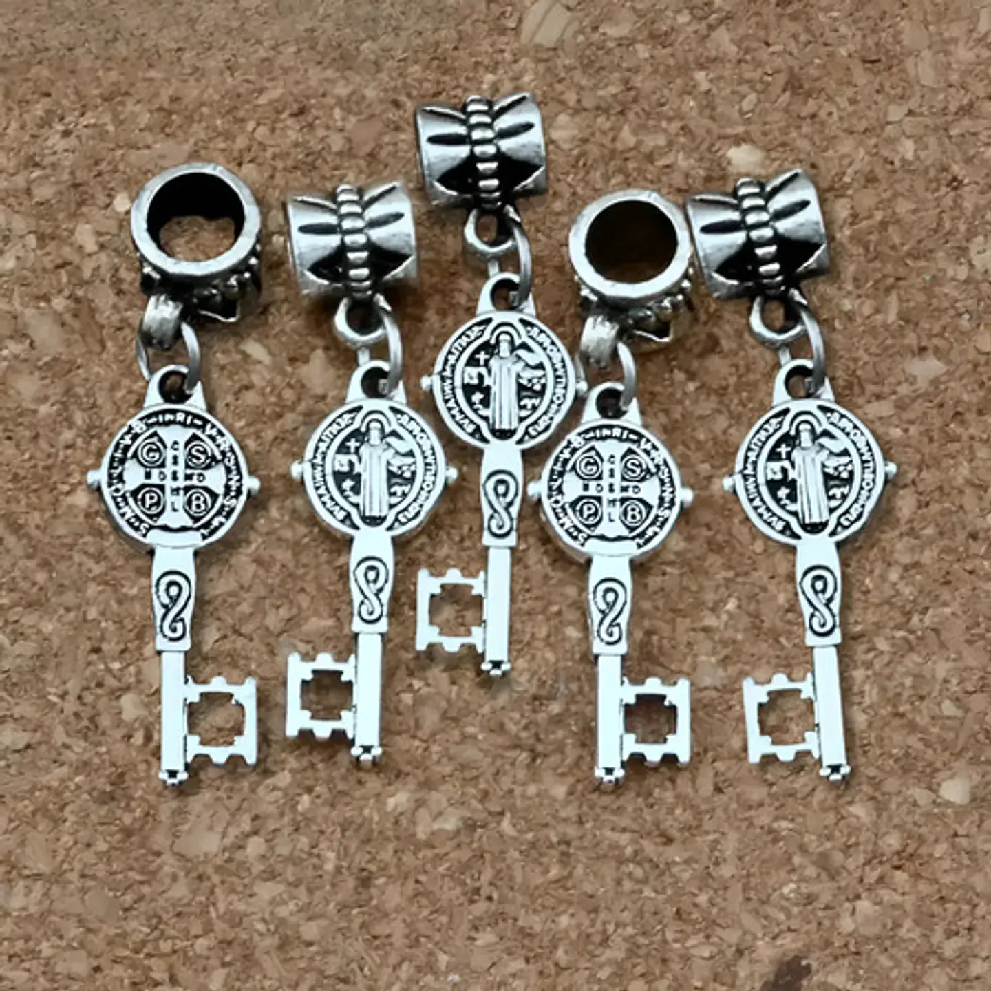 Set 20 Dijes Medallas Llaves Sello De San Benito De Nursia 8