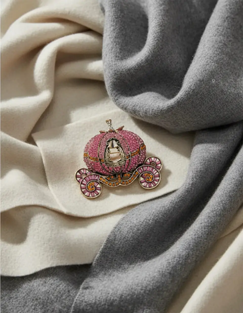 Broche De Alfiler Para Mujeres Carroza Encantada Piedra Cz 4
