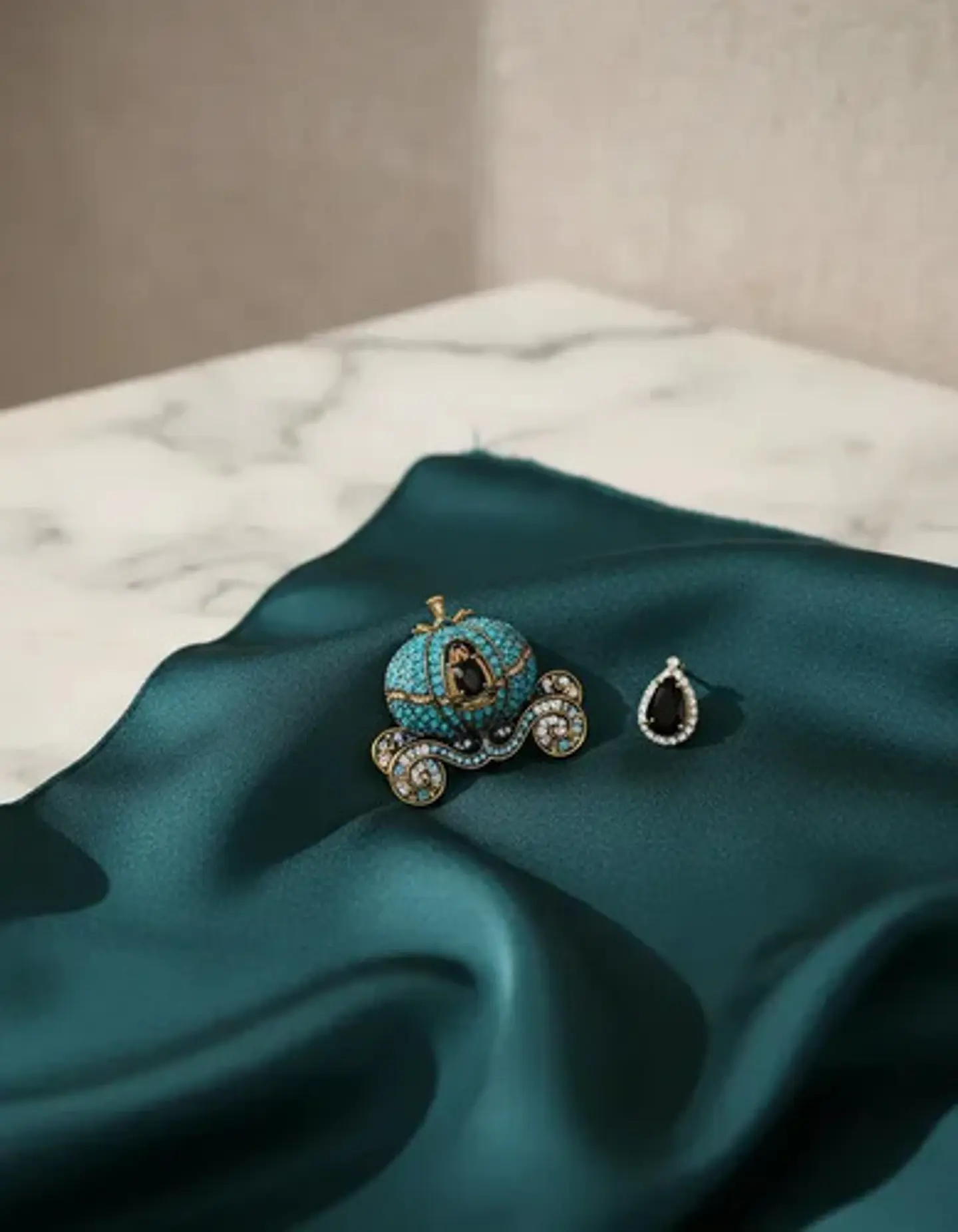 Broche De Alfiler Para Mujeres Carroza Encantada Piedra Cz 13