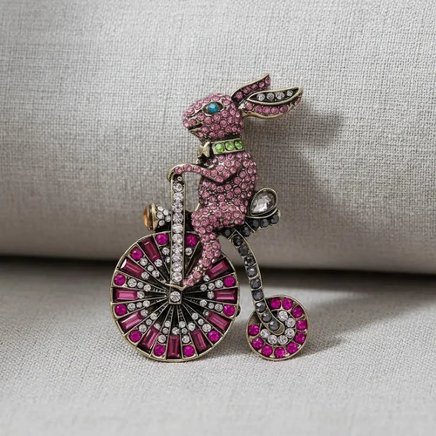 Broche De Alfiler Para Mujer Conejo En Bicicleta Piedras Cz 7