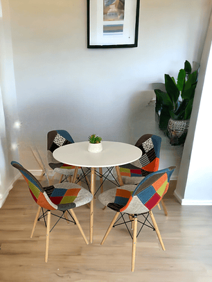 Comedor Mesa Redonda Melamina Eames Blanca + Sillas Patchwork