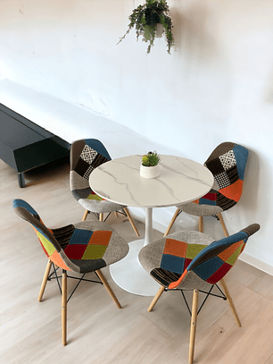 Comedor Mesa Redonda Tulip Cuarzo Blanco + Sillas Patchwork