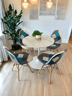 Comedor Mesa Redonda Tulip Cuarzo Blanco + Sillas Patchwork
