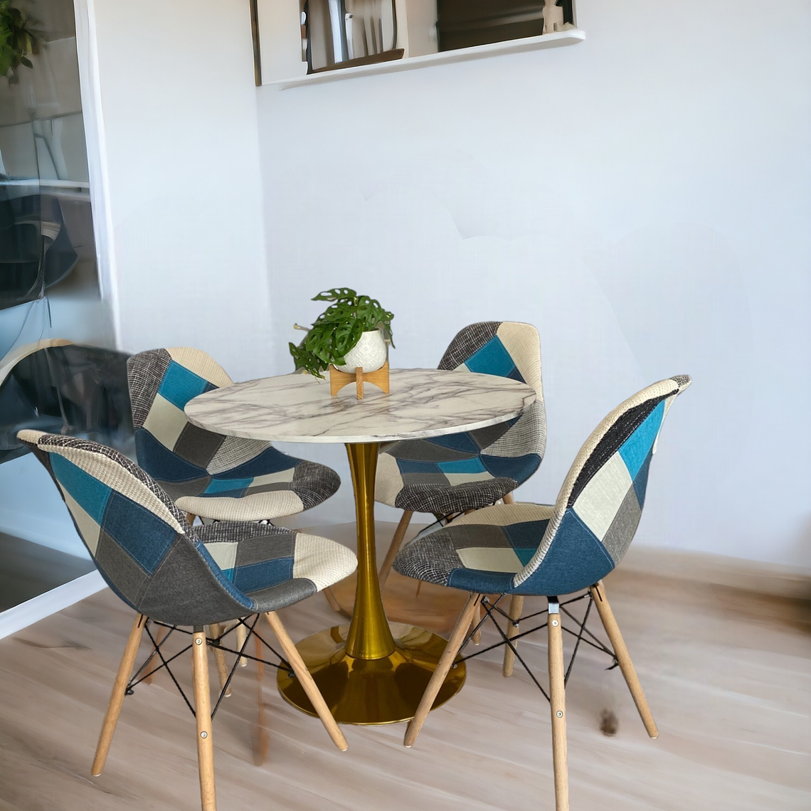 Comedor Mesa Tulip Golden + Sillas Patchwork 2