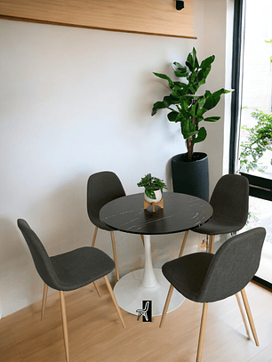 Comedor Mesa Redonda Tulip Cuarzo Negra + Sillas Scoop