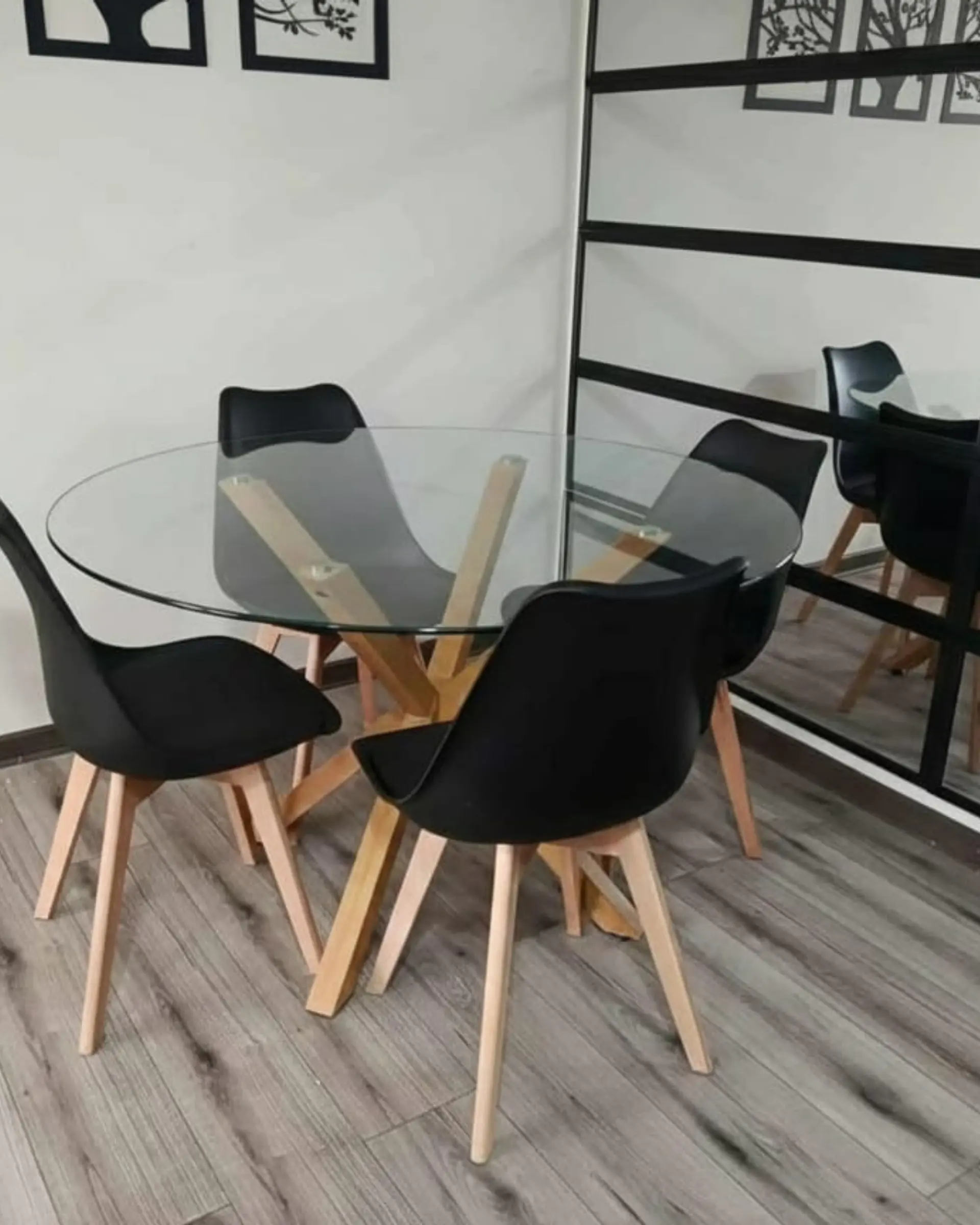 Comedor Redondo Vidrio Madrid con Sillas Tulip 2