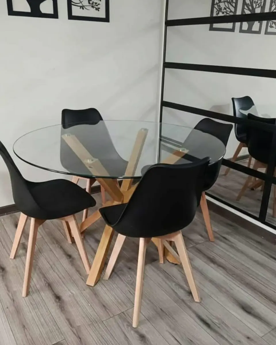 Comedor Redondo Vidrio Madrid con Sillas Tulip 2
